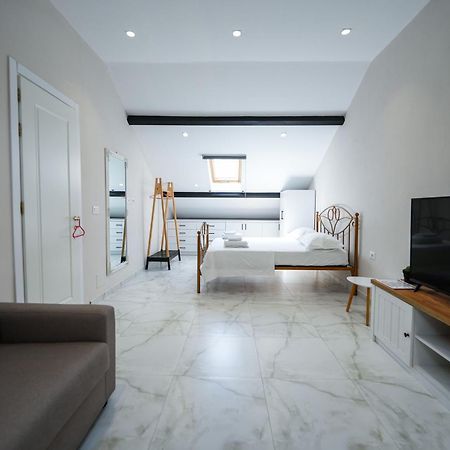 City Center Hideout - Studio Apartment ติรานา ภายนอก รูปภาพ