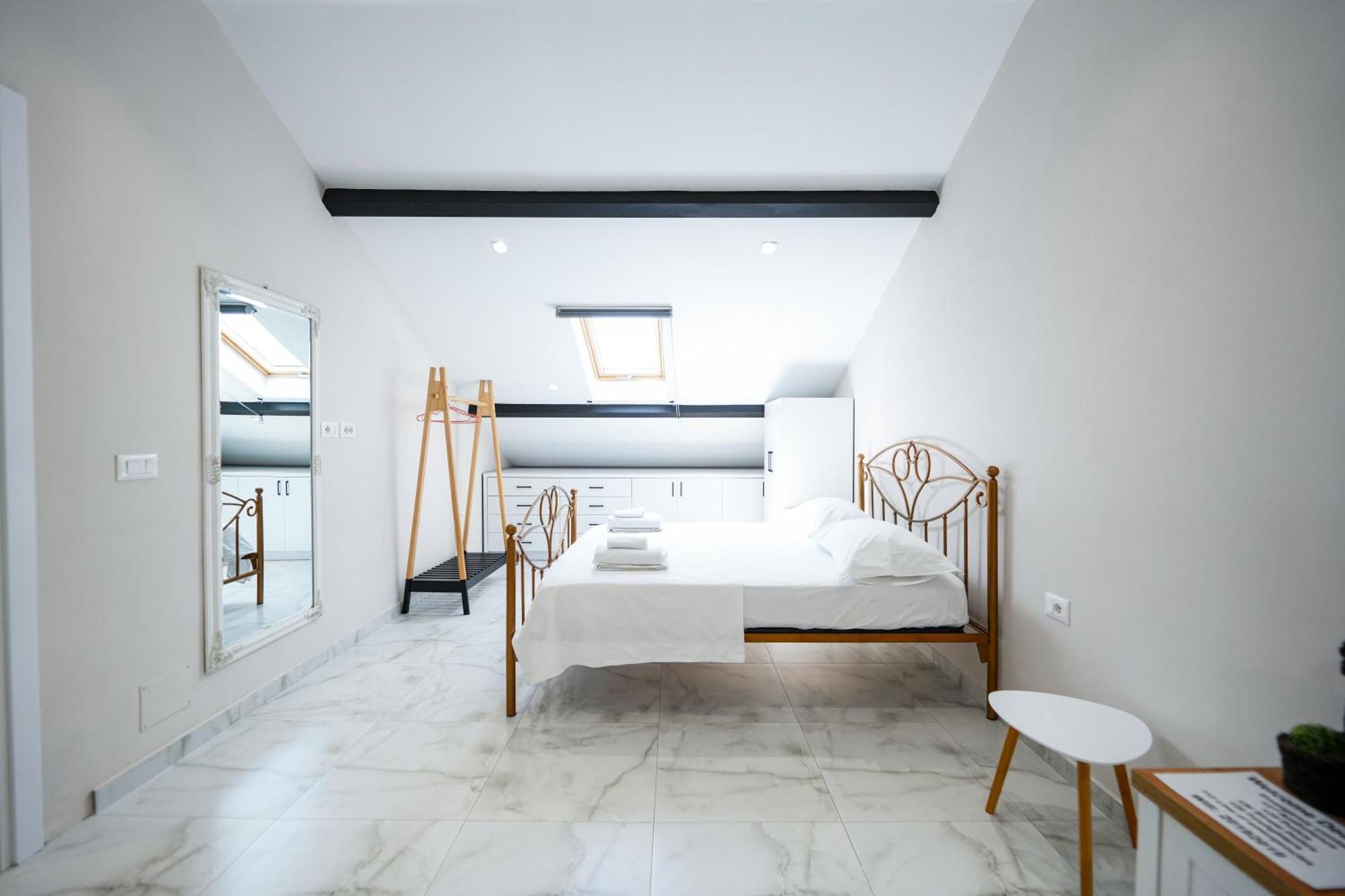 City Center Hideout - Studio Apartment ติรานา ภายนอก รูปภาพ