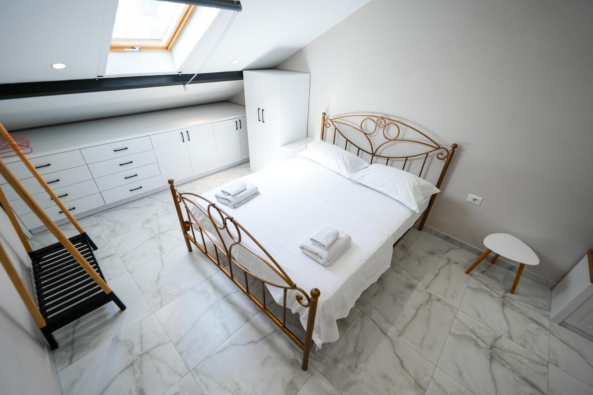 City Center Hideout - Studio Apartment ติรานา ภายนอก รูปภาพ