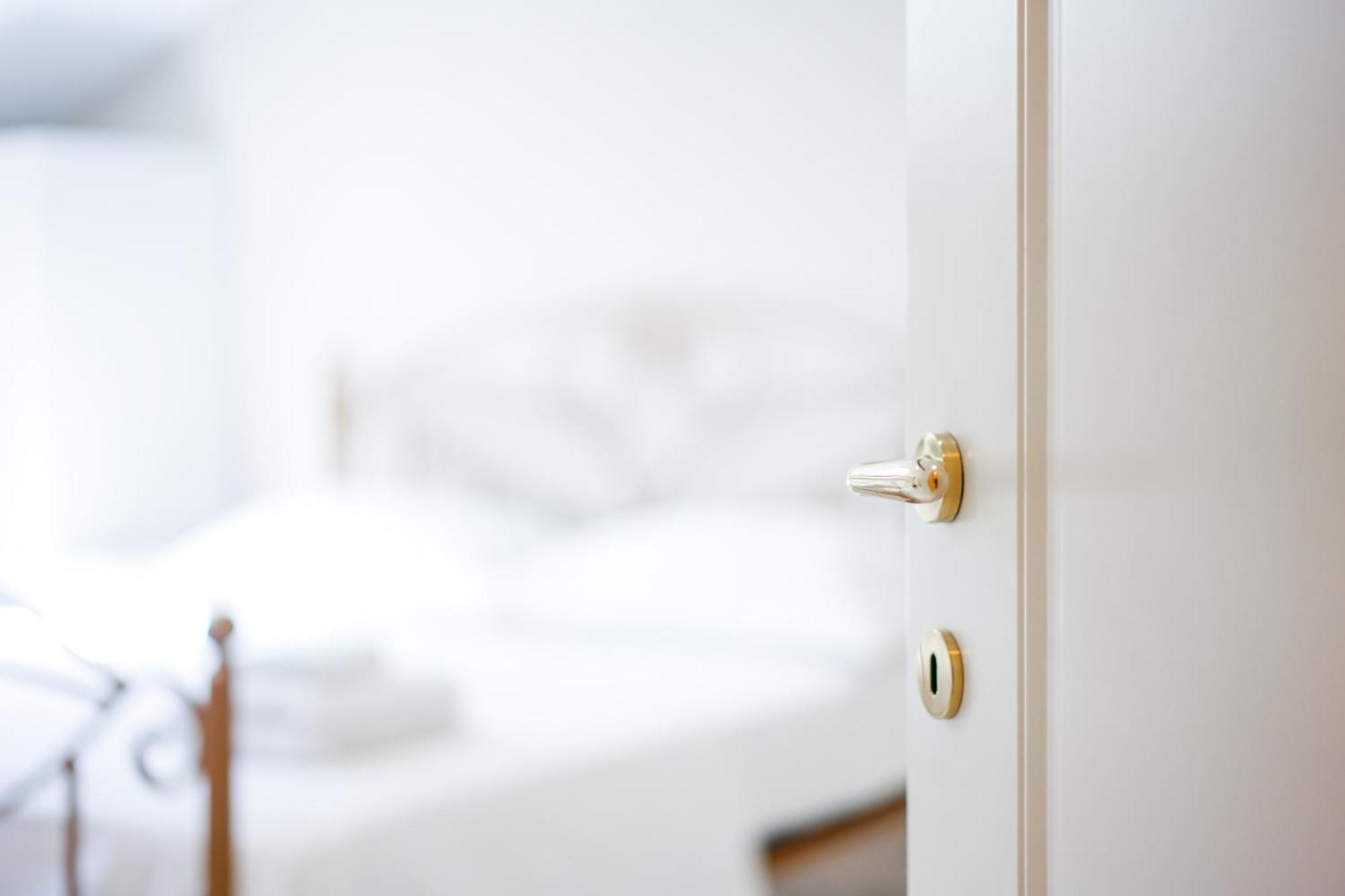 City Center Hideout - Studio Apartment ติรานา ภายนอก รูปภาพ