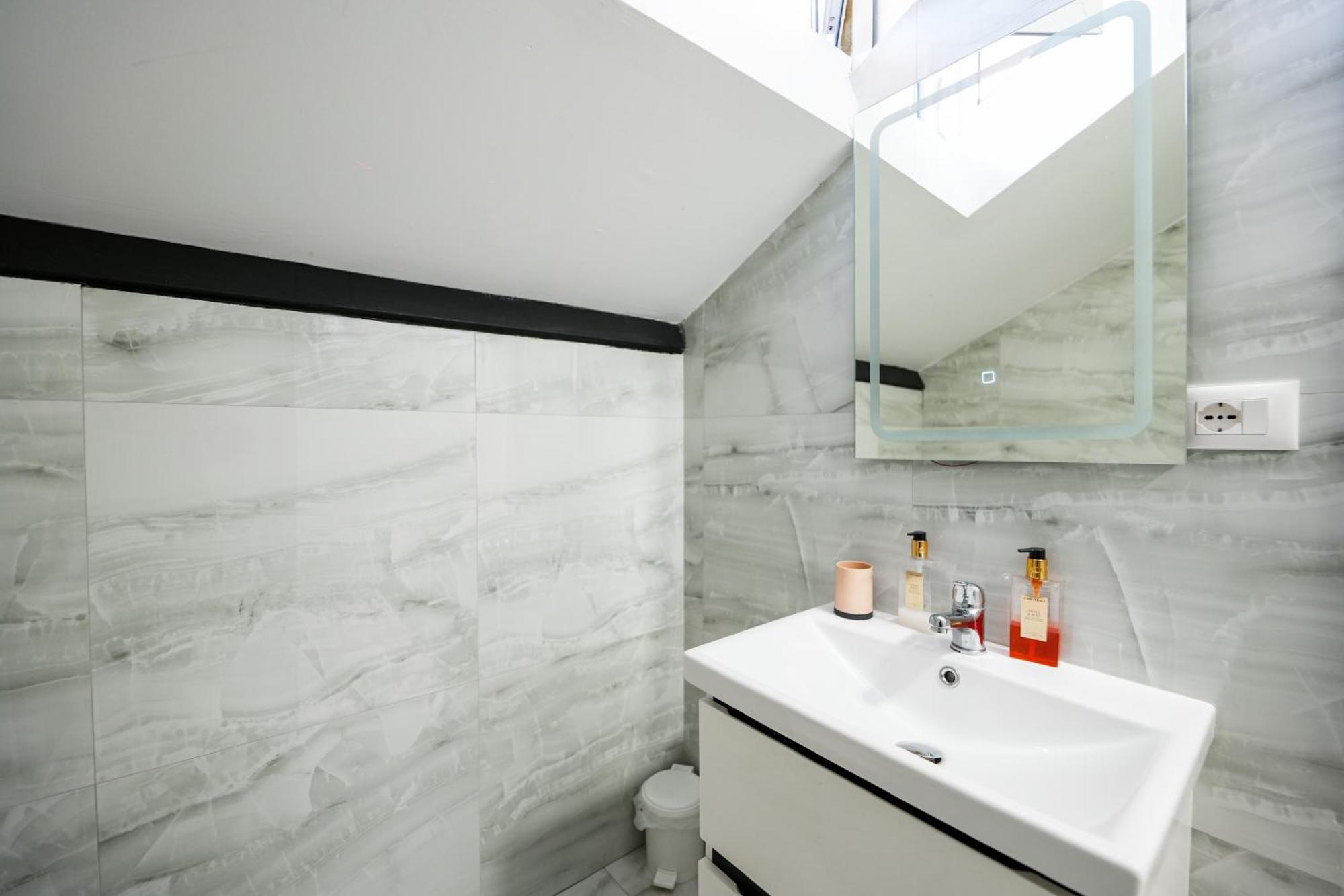 City Center Hideout - Studio Apartment ติรานา ภายนอก รูปภาพ