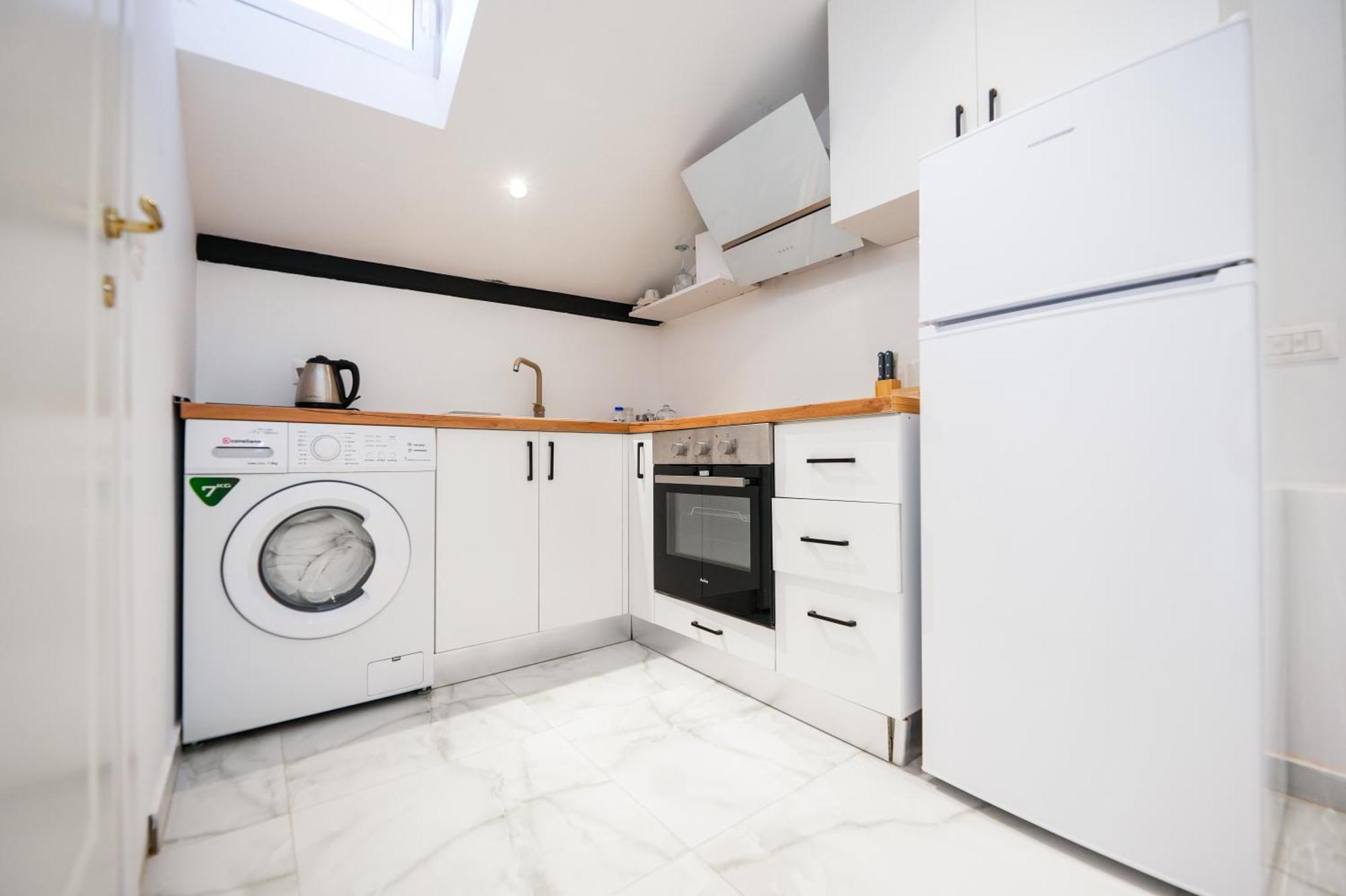City Center Hideout - Studio Apartment ติรานา ภายนอก รูปภาพ