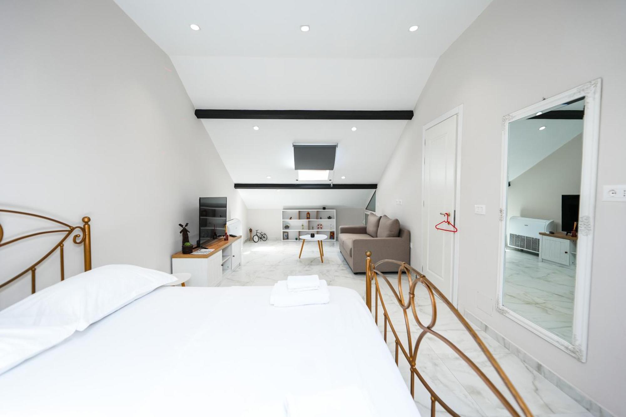 City Center Hideout - Studio Apartment ติรานา ภายนอก รูปภาพ